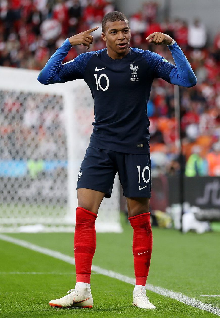 里贝里儿子赛义夫身穿阿尔及利亚球衣自拍，引起热议（里贝里之子赛义夫晒阿尔及利亚球衣自拍，引发热议）