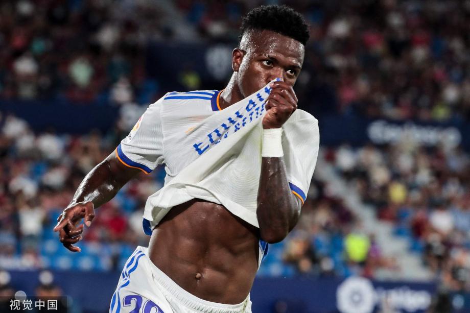 中超俱乐部欠薪问题严峻，准入审核难度大，职业化进程仍不完善。（中超俱乐部欠薪普遍，准入门槛提升，职业化建设仍待完善）