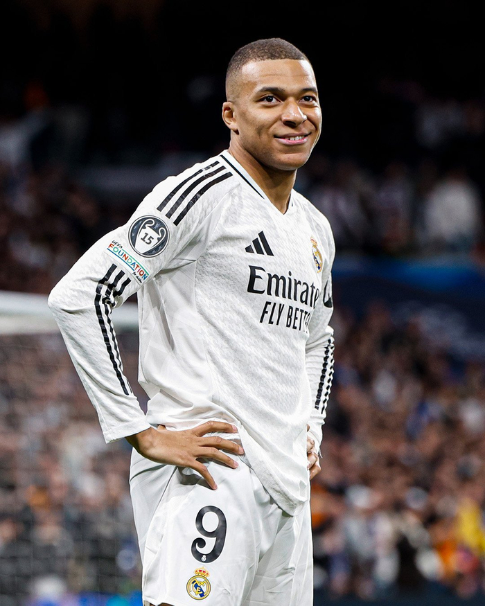 国足大换血！邵佳一破格提拔3大新星， 球迷：比归化球员强多了！（国足阵容大调整！邵佳一破格召入三大新星，球迷：实力不逊归化球员）