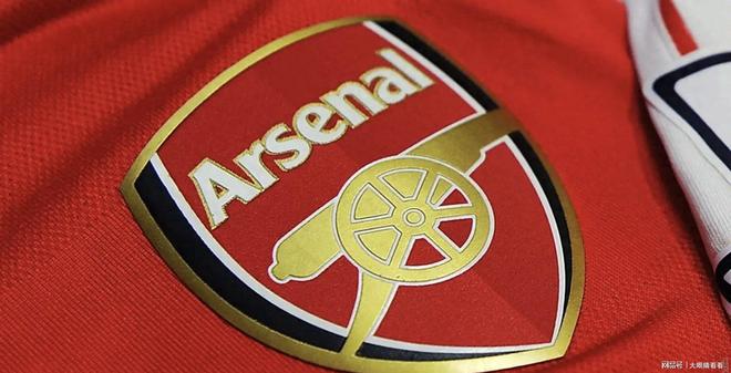 看台嘘声不断（看台嘘声此起彼伏）